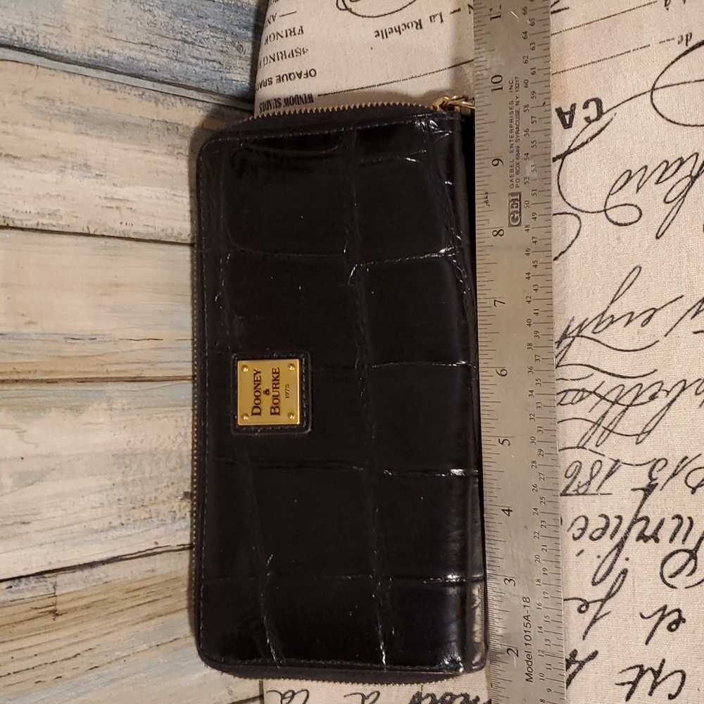 DOONEY& BOURKE patent leather croc zipper wallet